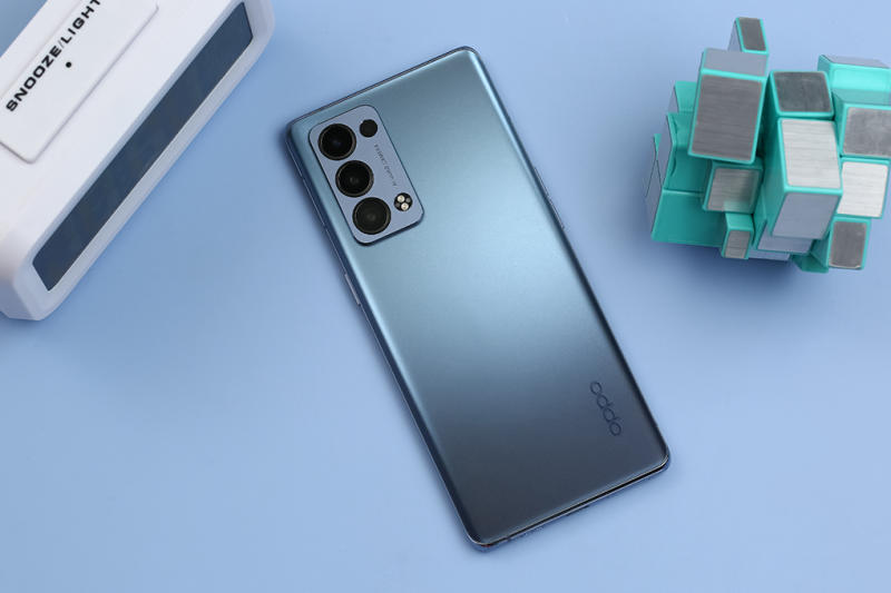 OPPO Reno6 Pro 5G với ưu thế về m&agrave;n h&igrave;nh v&agrave; số lượng ống k&iacute;nh